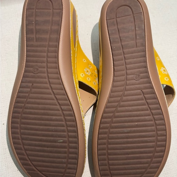 Portuguese Yellow Flower Sandals Handmade - Picture 3 of 4